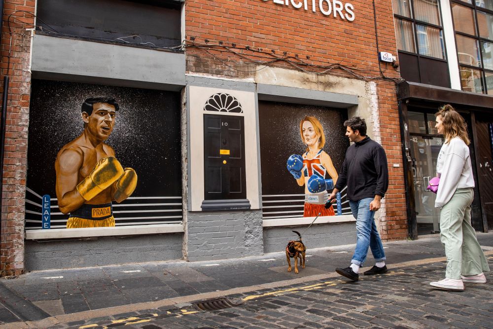 A mural of Rishi Sunak and Liz Truss on Hill Street, Belfast